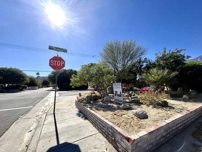 Building Photo - AVAILABLE NOW!! 2 Bedroom 1 Bathroom Apartment in Palm Springs! MOVE IN SPECIAL 50% OFF ONE MONTH...