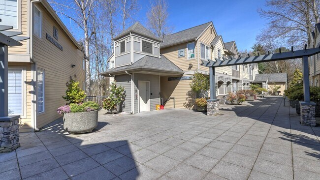 Foto del edificio - Updated Kirkland Townhome in Lochshire Condominiums with Premium Amenities- Available NOW