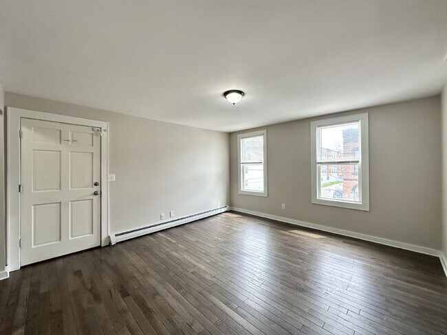 Building Photo - Updated 3 Bedroom with Heat and Hot Water ...