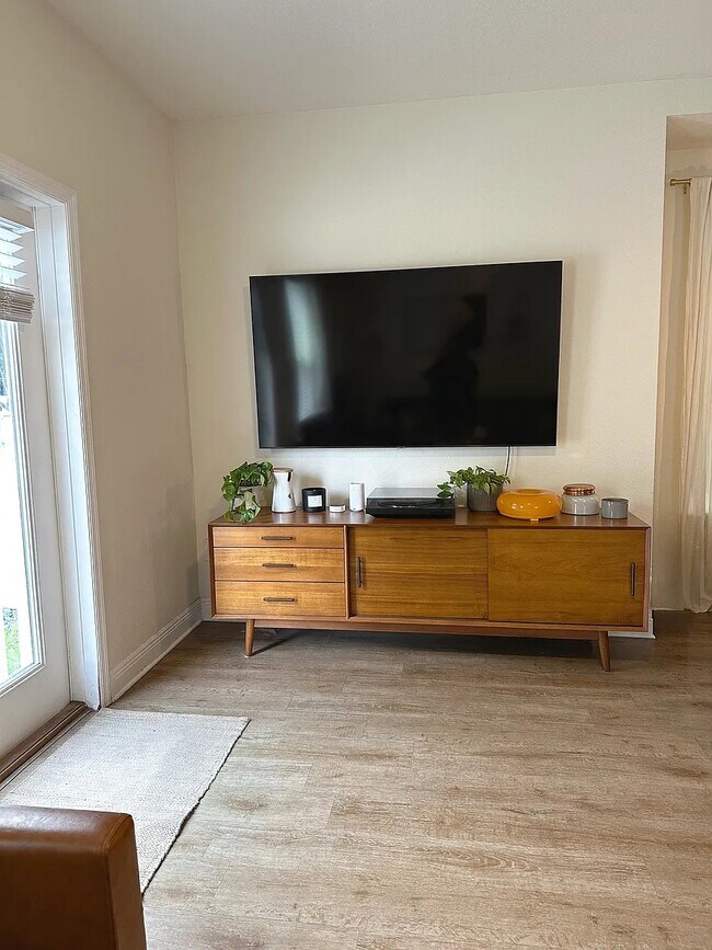 Living Room - 1736 W Walnut St