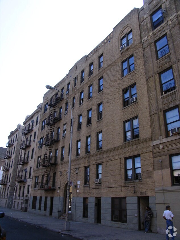 2330 Ryer ¡alejado - 2330 Ryer Ave