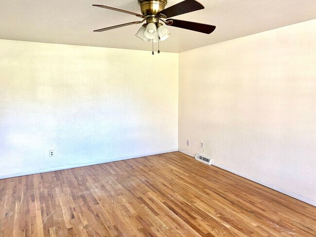 Foto del edificio - Available Soon!