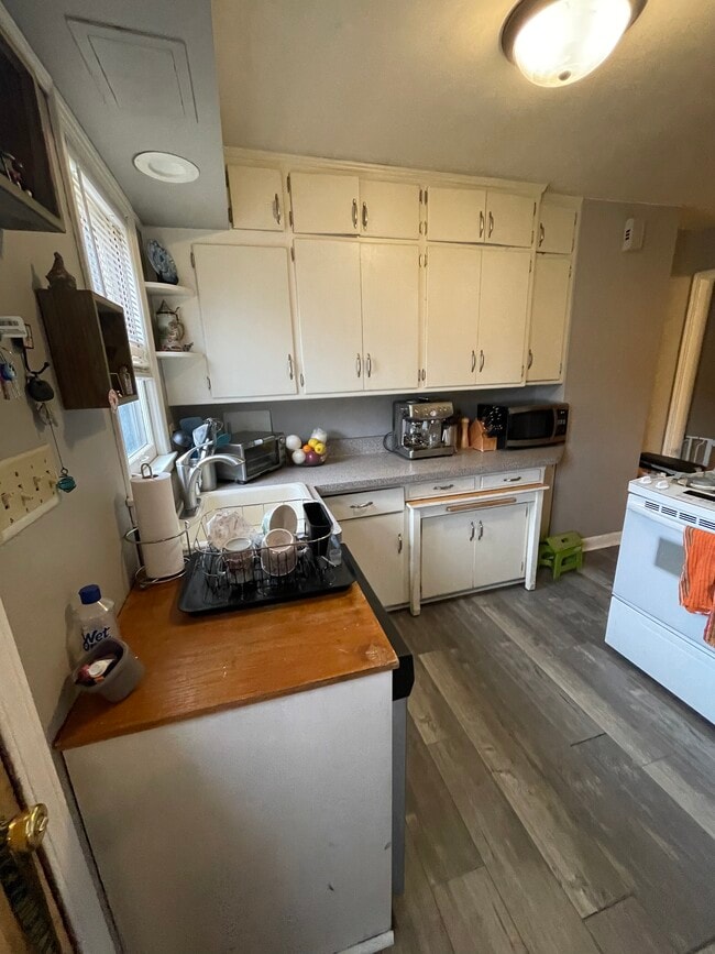 another view of kitchen - 2203 Lefeber Ave