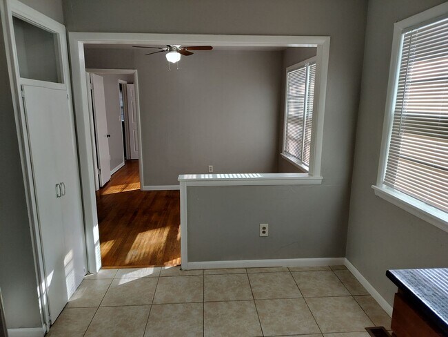 Building Photo - 3 bedroom, 1 bathroom house in Edmond with...