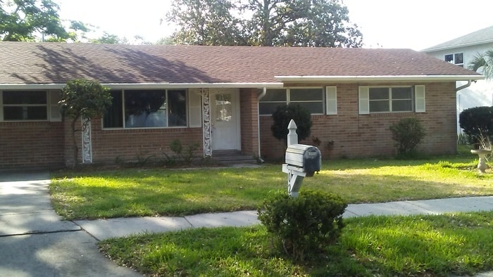 Foto principal - Great property with huge yard on small lake