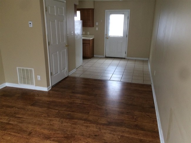 Building Photo - 928 Villa Dr