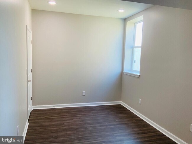 Foto del edificio - 2 BEDROOM BASEMENT UNIT