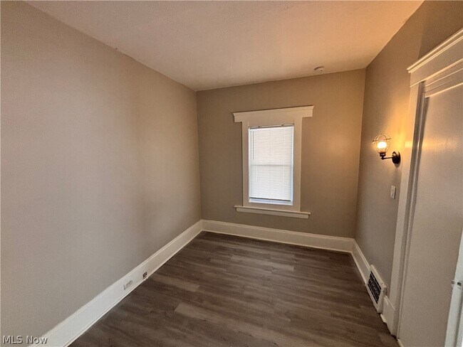 Foto del edificio - 7411 Cornelia Ave