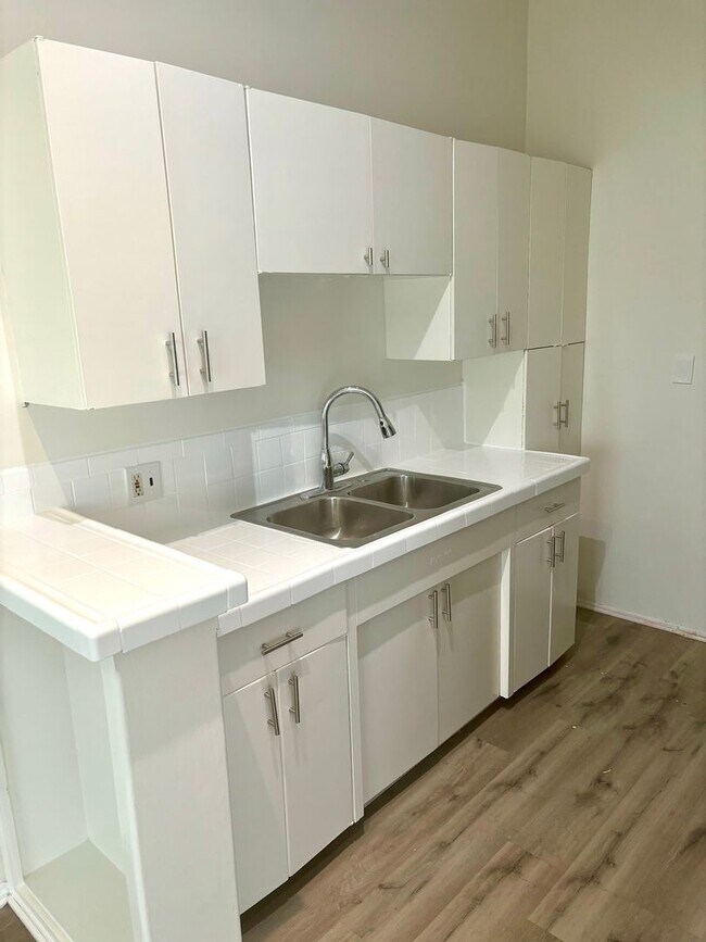 Foto del edificio - 2488 Beachwood Dr