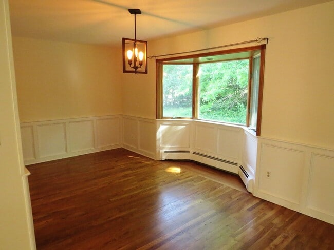 Building Photo - 3 Bedroom Beautiful Ranch