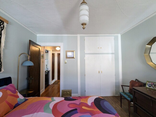 Dormitorio 1 - 609 Randall Ave