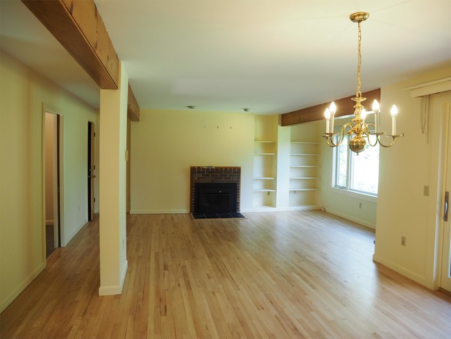 Building Photo - 452 Acorn Ln