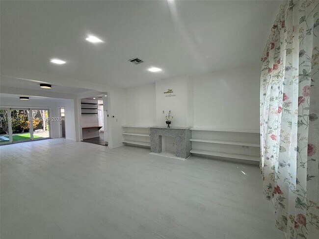 Foto del edificio - 9324 Byron Ave