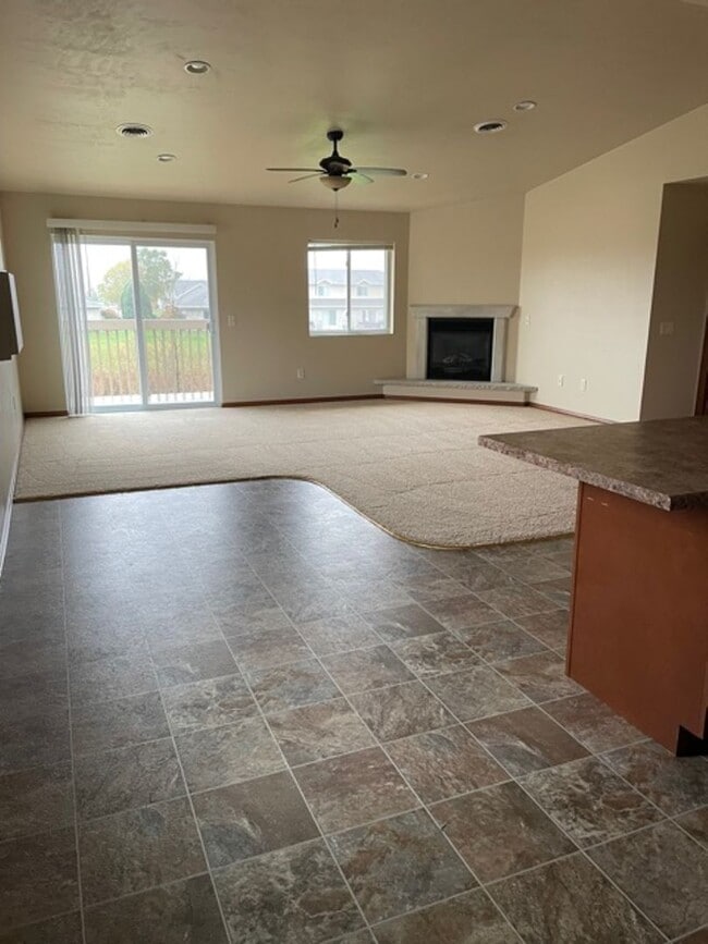 Building Photo - Spacious 2 Bedroom Upper Level Apartment