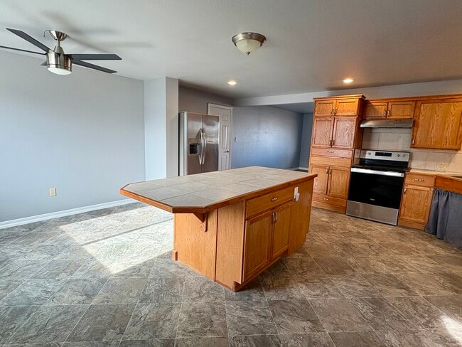 Building Photo - 240 Circle Dr