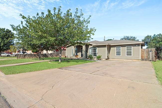 Building Photo - 914 Howard Dr