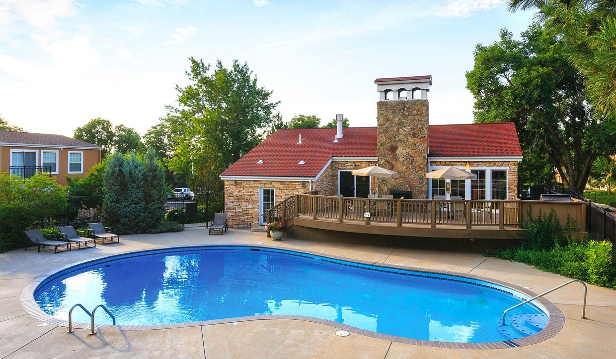 Piscina al aire libre con sillas cómodas - Boulder Creek Apartments