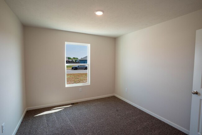 Foto del edificio - Beautiful newer 3 bed home with 3 car garage