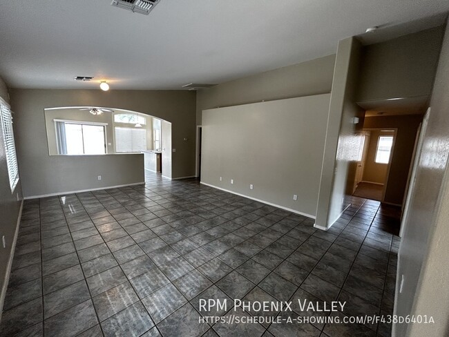 Building Photo - Open Concept 4 Bed/2 Bath W/ New Paint & N...