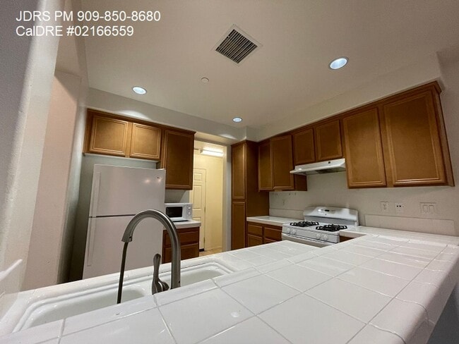 Building Photo - Price Lowered! Riverside 3 Bedroom Townhouse