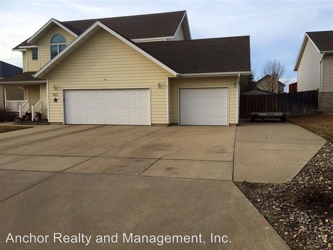 Building Photo - 913 16th Ave SE