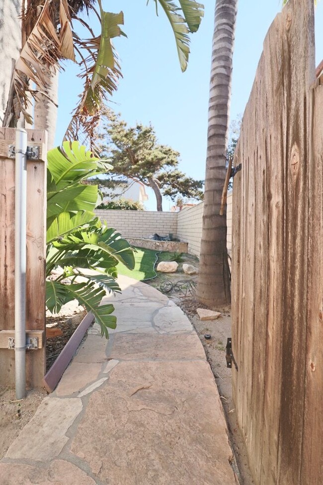 Building Photo - 4+3 2 story home in Camarillo
