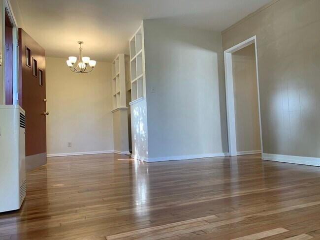 Building Photo - 2621 Cloverfield Blvd