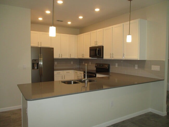 Building Photo - 3BD/2.5BA Townhome in Econ Trails Near Val...