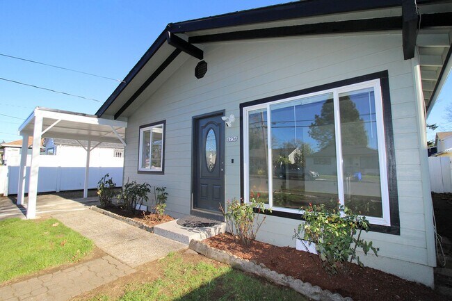 Foto del edificio - Beautifully Remodeled 3 Bedroom Mid-Century One-Level Home – SE PDX