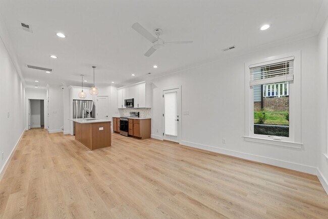 Foto del edificio - Gorgeous New Construction, Modern Finishes...