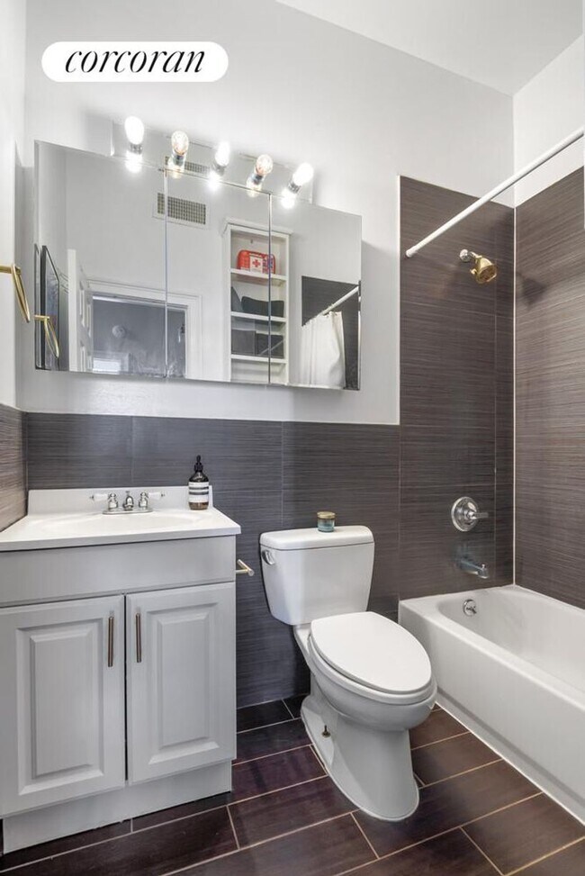 Foto del edificio - 558 Driggs Ave