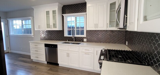 Foto del edificio - 2 Bed / 1 Bath Home with Gorgeous Backyard...