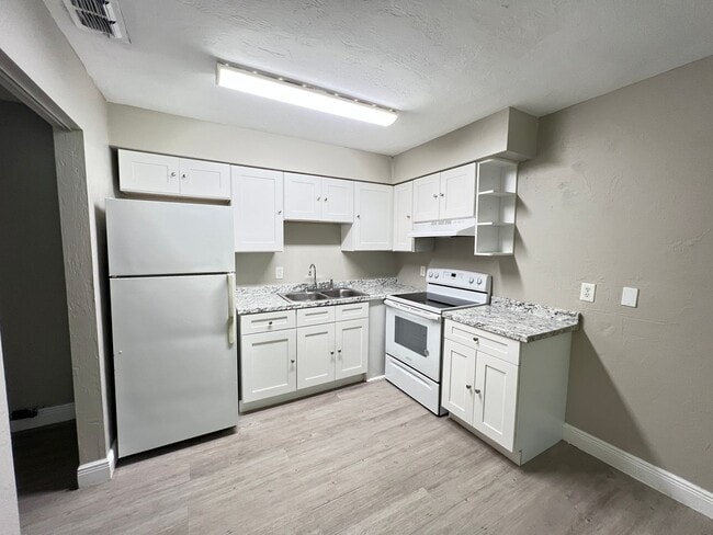 Building Photo - Charming Renovated 2-Bedroom Home in Ocala – Lawn Care Included!