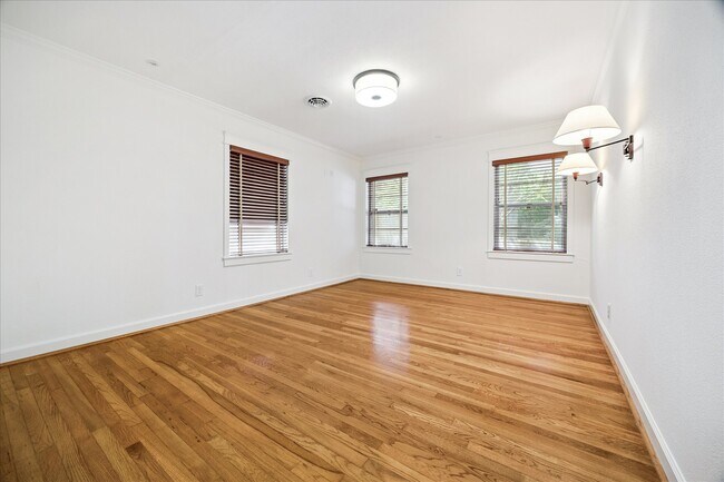 Foto del edificio - 3227 Castlewood St