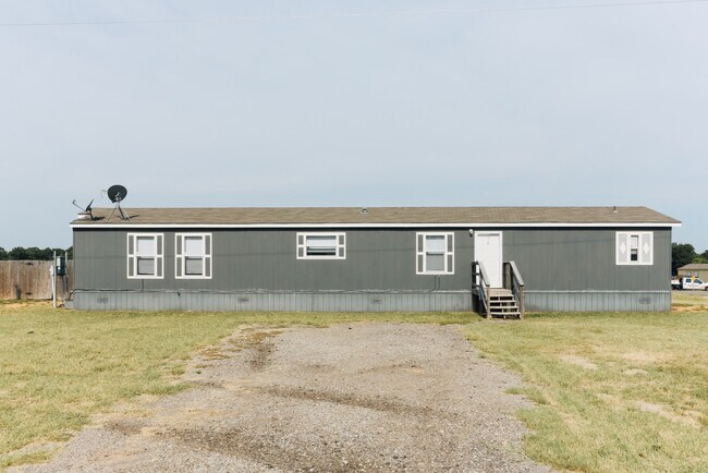 Foto del edificio - 15818 Country Way