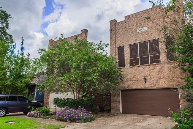 Building Photo - 716 Waverly St