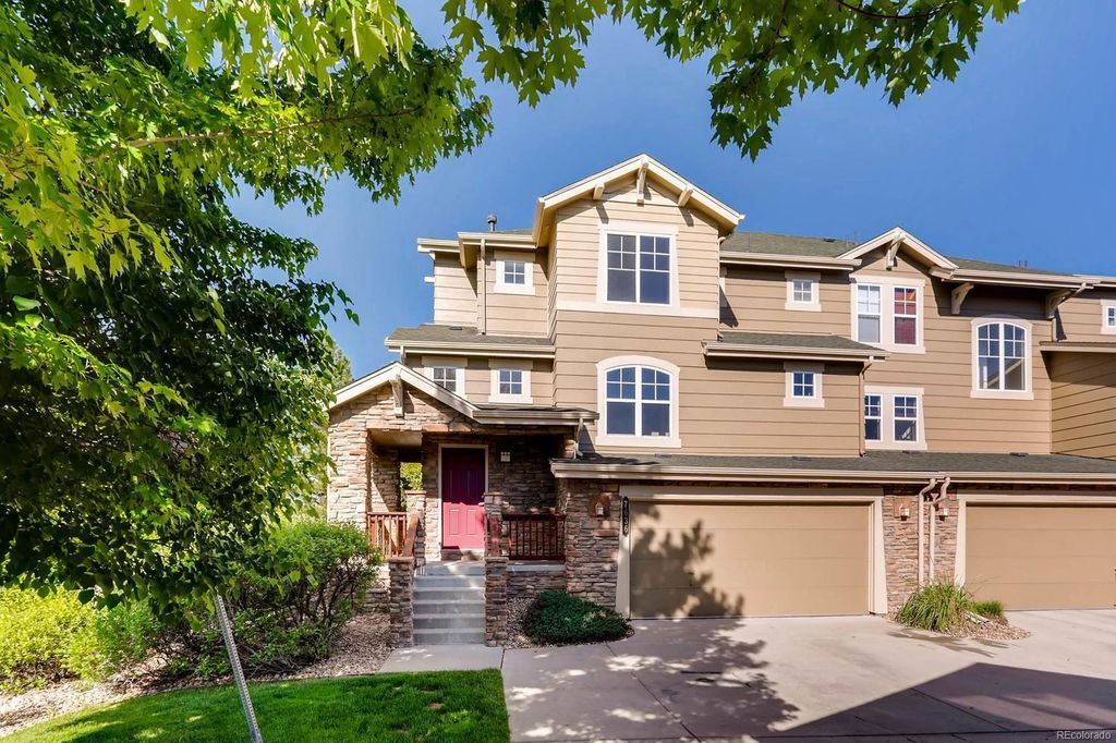 Foto principal - 3 Bedroom, 3.5 Bath End Unit Townhome, 2 C...