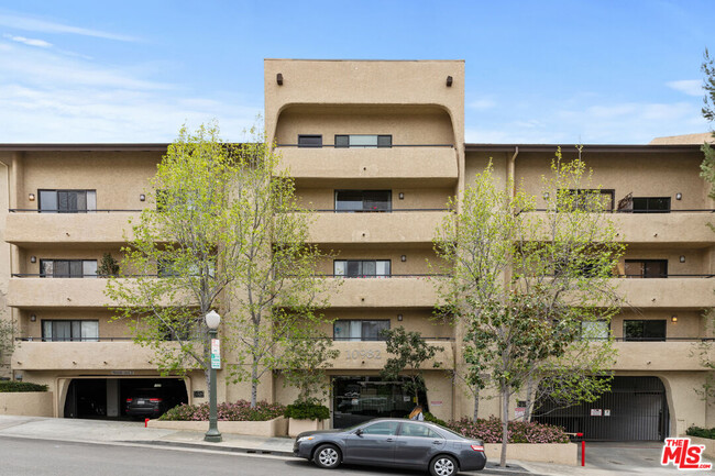 Building Photo - 10982 Roebling Ave