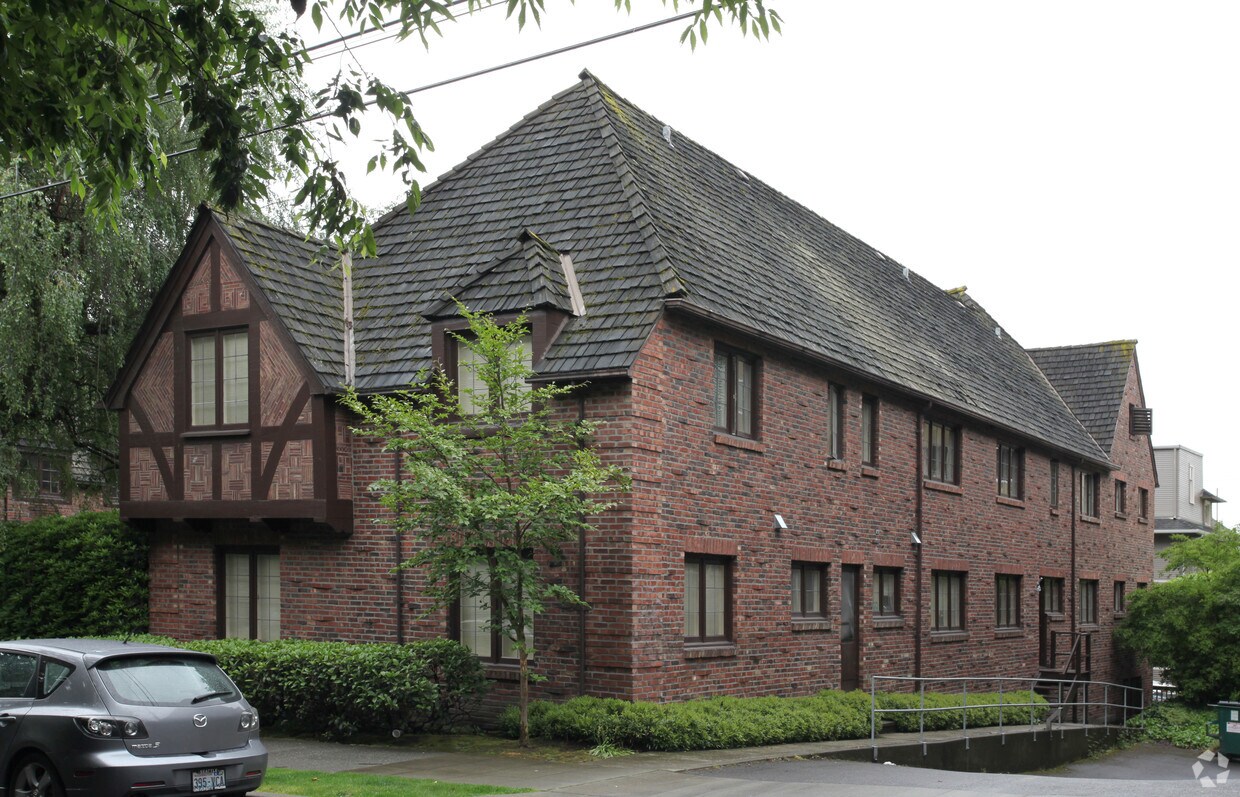 Primary Photo - 417 Harvard Ave E