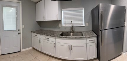 Building Photo - 5005 Eastwood Dr