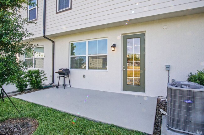 Foto del edificio - Townhome available for rent in Davenport!