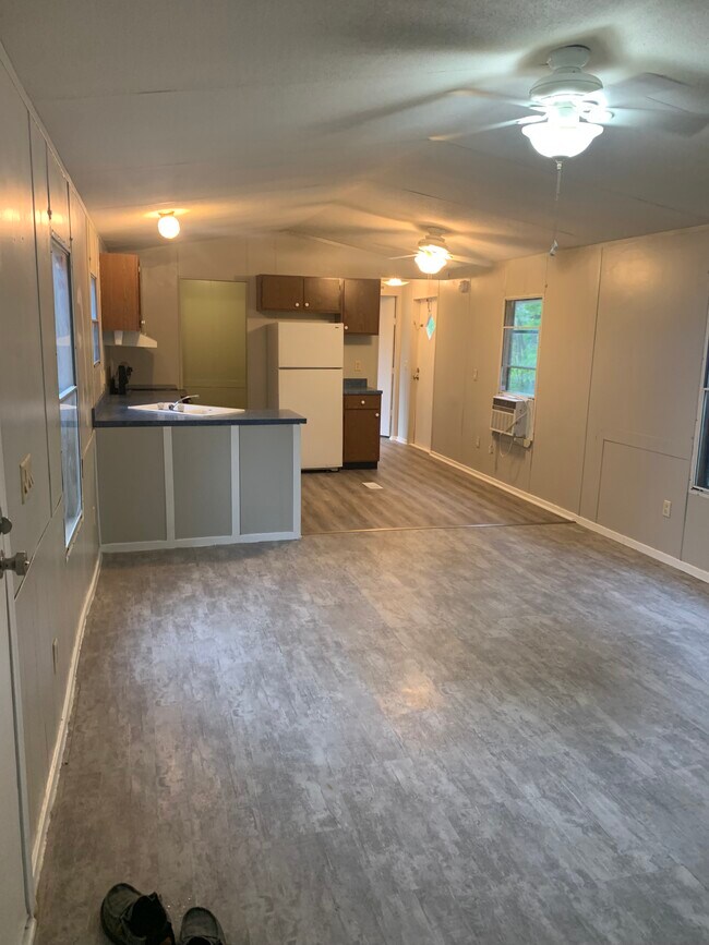 Cocina con suelo nuevo y lavadero adjunto. - 275 Willis Ave