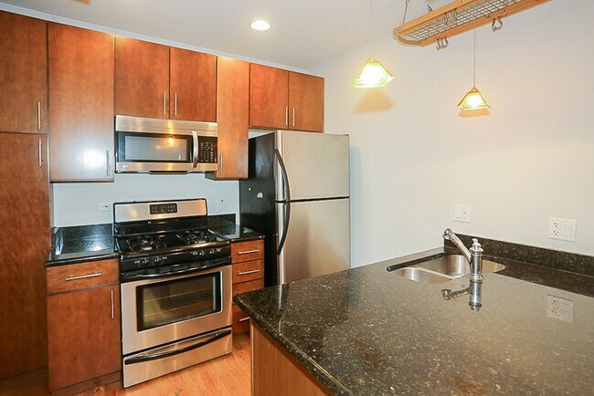 Building Photo - 3810 N Marshfield Ave