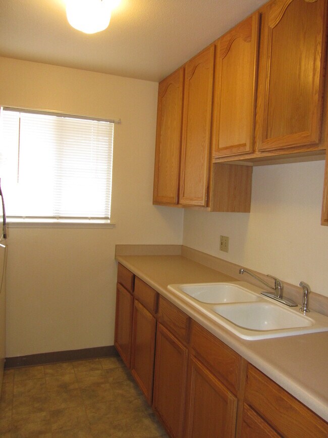 Foto del edificio - 2 bed 2 bath 1 car garage-upstairs unit