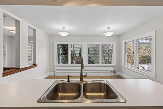 Foto del edificio - Beautiful First-Floor Condo in Portland’s West End