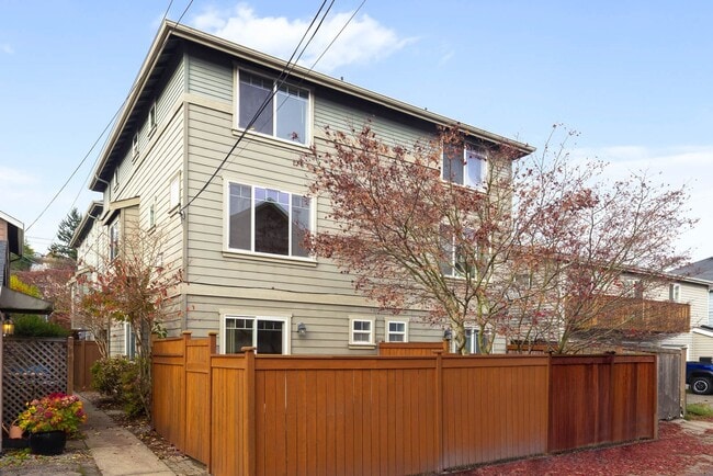 Building Photo - 3424 34th Ave W