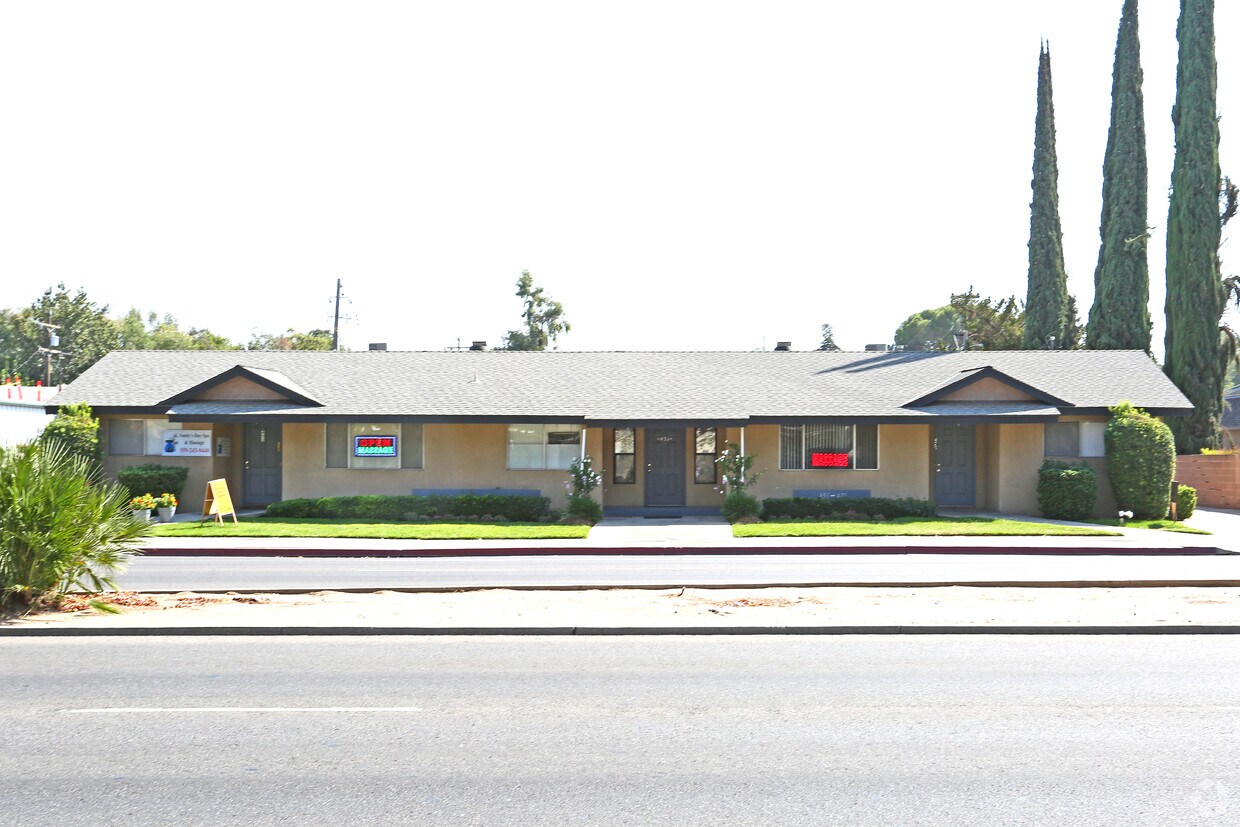 Building Photo - 451-475 W Shaw Ave