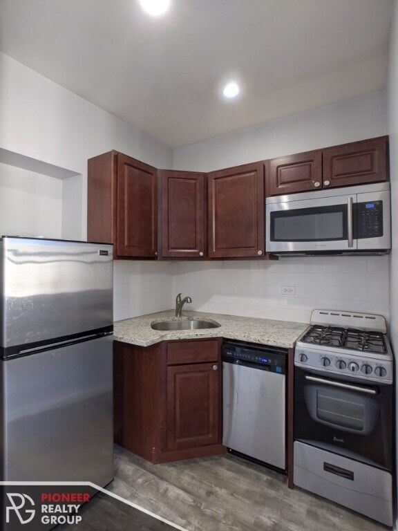 Foto del edificio - 4070 N Kenmore Ave