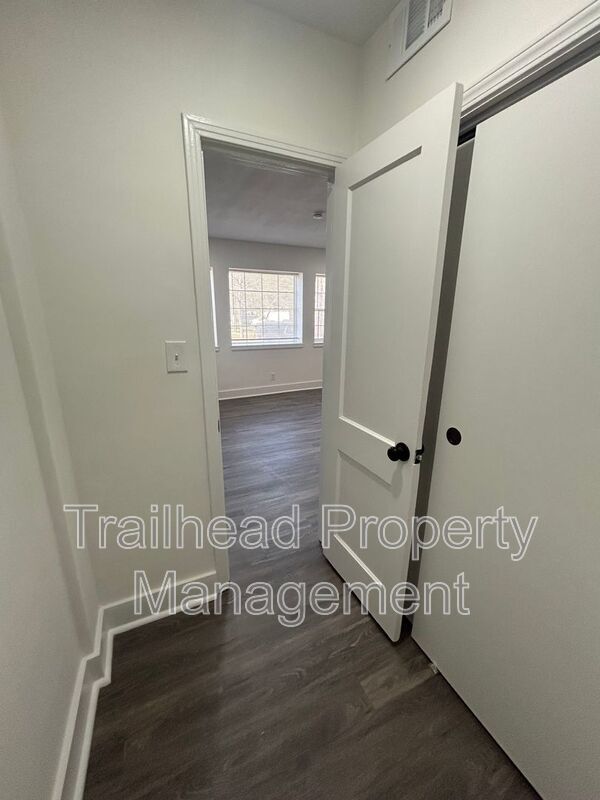 Foto del edificio - 6409 Brookside Rd