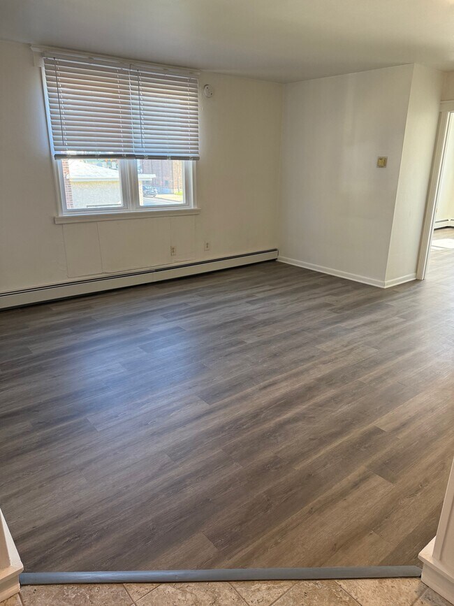 Foto del edificio - 6722 Rising Sun Ave
